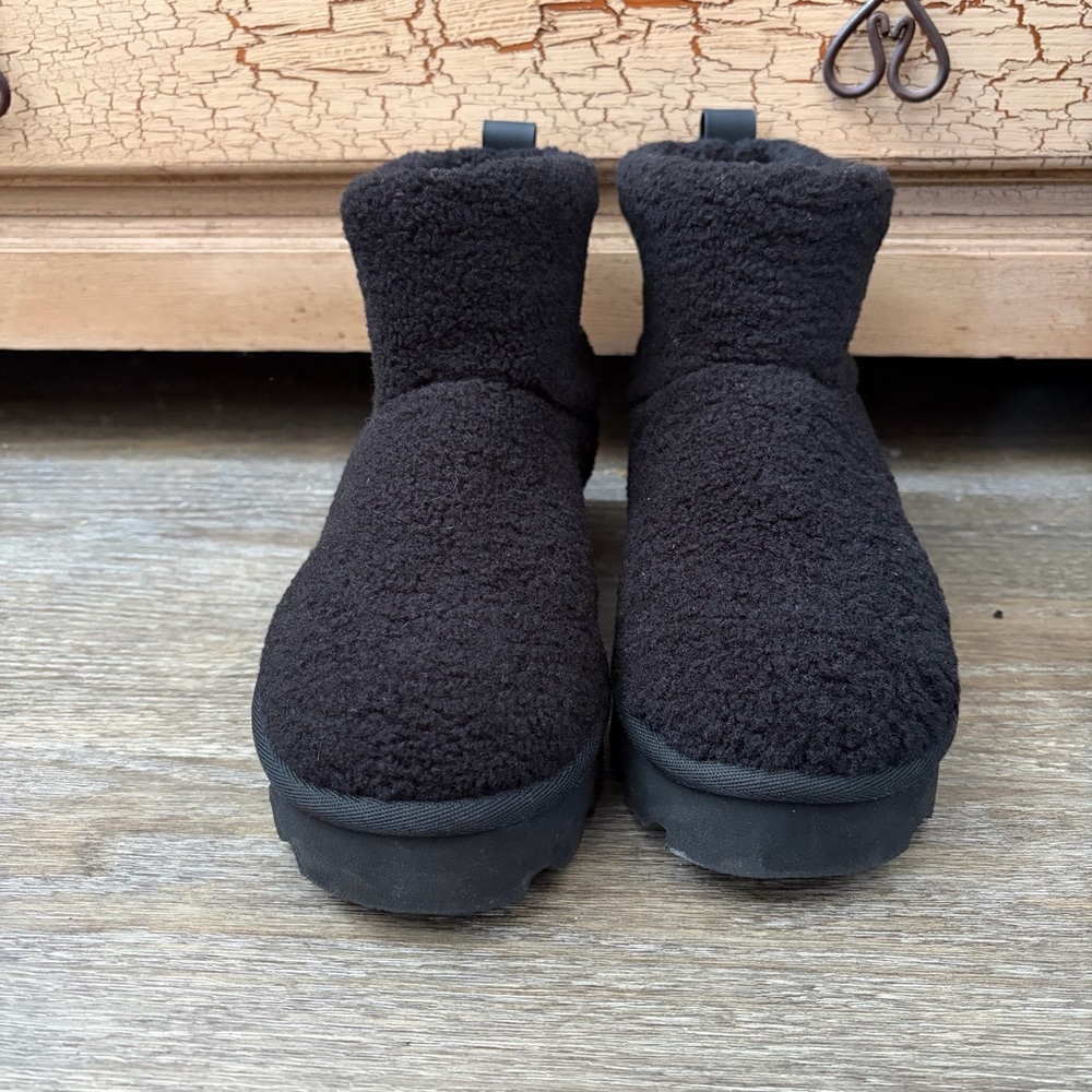 Michael Michael Kors Cozy Black Sherpa Slip-On Boots Used Size 9